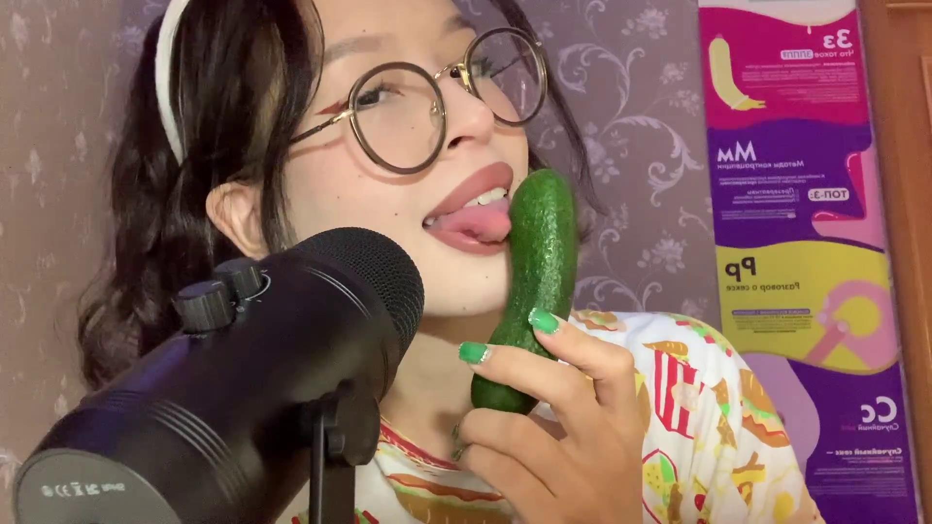 [Leezy Bunny] Cucumber Suck[00-00-33][20230602-213421686].jpg [Lezzy 颜值毛妹的付费资源 4V 2.5GB  ASMR福利 ASMR舔耳 ASMR催眠 ASMR娇喘 ASMR大尺度 Lezzy Bunny 欧美asmr 第1张